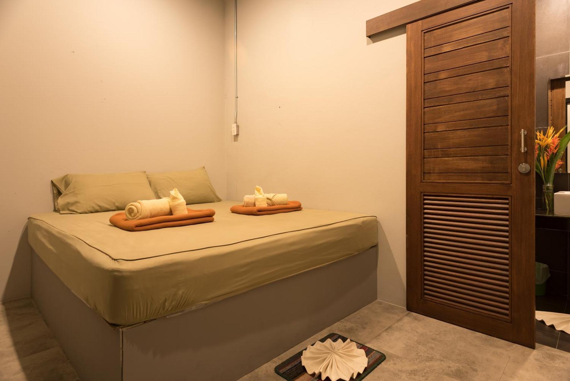 2 Rocks Boutique Hostel Baan Tai Room photo